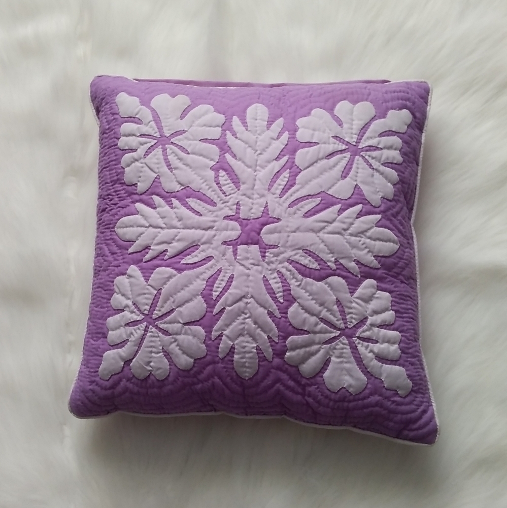 ⭐️HP⭐️Hawaiian Quilt Collection Cushion